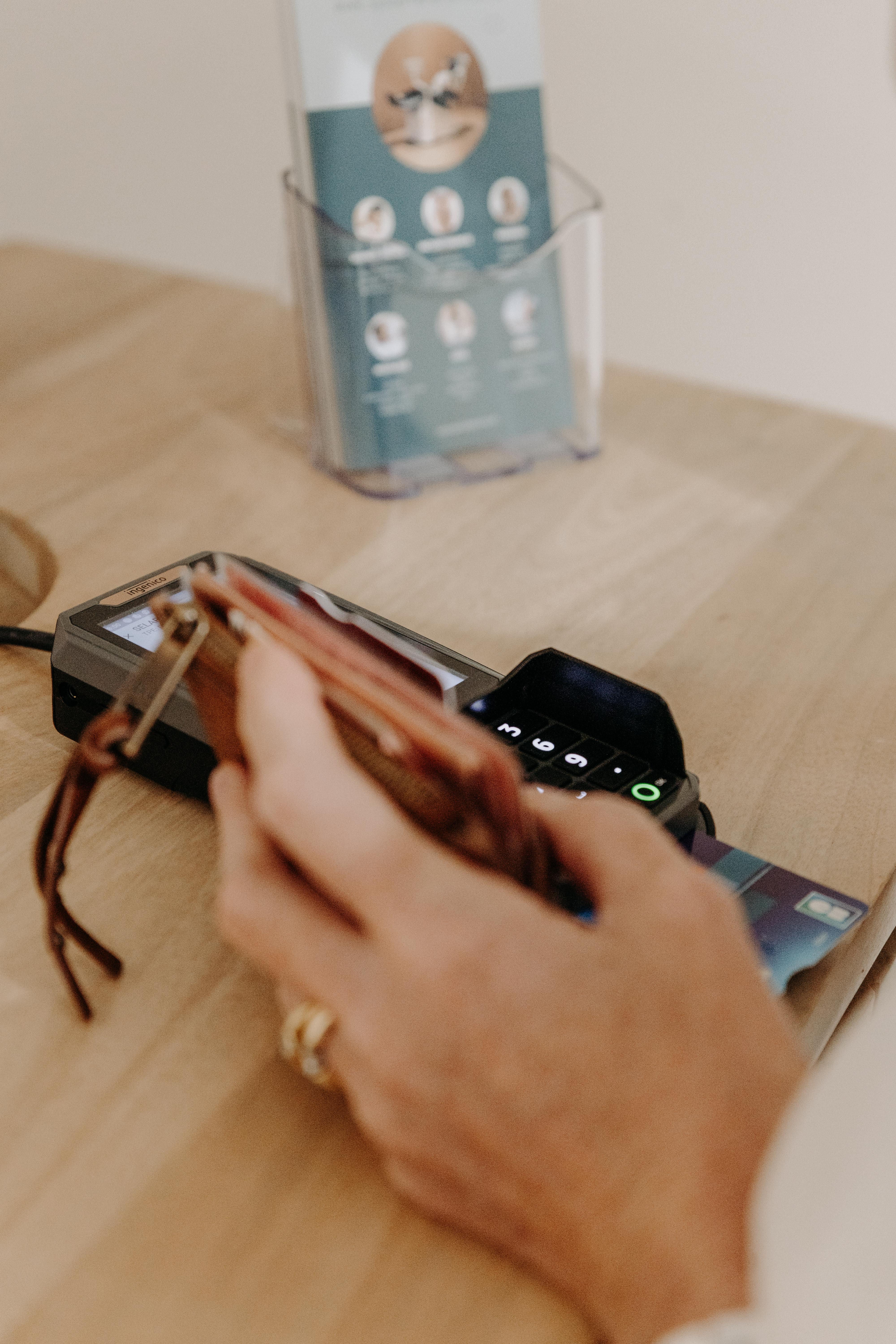 Focus sur le TPE et une patiente en train de payer chez INBIOSY